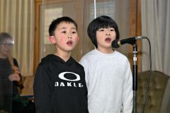 民謡を披露する２人。左から吉田さん、山本さん（須貝拓也撮影）