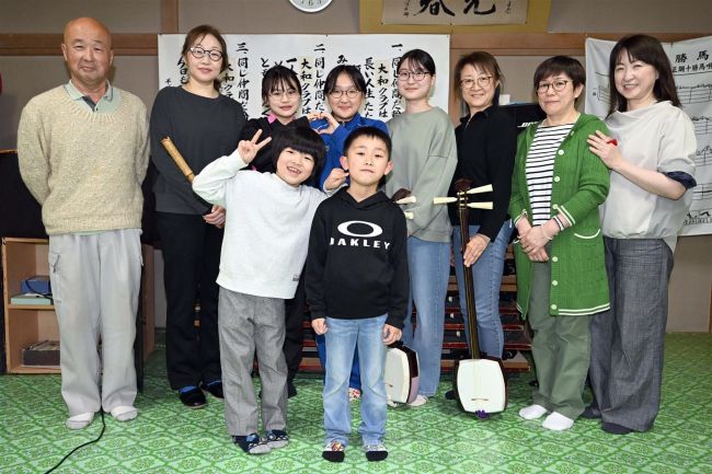 【写真】小学2年の山本さん、吉田さん、民謡で切磋琢磨~こどもの日