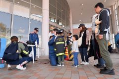 試乗体験や防火服試着も フレスポスズランプラザで「はたらくじどうしゃ展」 3