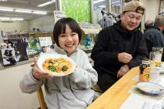 上美生中の生徒が考案したメニューも提供されている。４月の居酒屋で考案したピザが商品化された張田ミナミさん（中２）