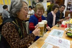 子どもから高齢者までが集う居酒屋ＫＡＭＩＢＩ。異世代交流の場にもなっている
