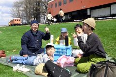レジャーシートを広げ、ピクニック気分で楽しむ家族も（午前１１時２０分ごろ）