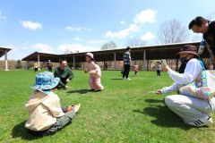 快晴の中、縄跳びで遊ぶ親子連れら（５日午前１０時３５分ごろ、助川かおる通信員撮影）