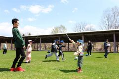 晴天の中、縄跳びを回す子どもたちと、いつ飛び込もうか悩む親。元気に走り回る親子連れらの姿も（５日午前１０時半ごろ、助川かおる通信員撮影）