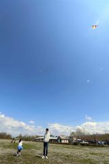 快晴の中、全力疾走でたこを揚げる子どもと見守る親（５日午前１０時２０分ごろ、助川かおる通信員撮影）