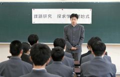 生徒を代表し決意を述べる山崎さん