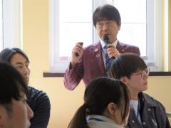 あいさつする小谷ガバナー