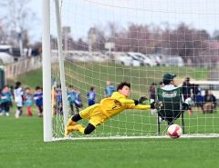 【福原ブロック決勝・Ｓｐｏ―ＲＥ幕別札内　ＲＥＤ―網走市少年団】試合開始直後のピンチでビッグセーブでチームを救ったＳｐｏ―ＲＥ幕別札内　ＲＥＤのＧＫ（１）朴木啓智