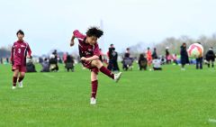 【丸大ブロック決勝・根室北斗―開西つつじが丘Ｊｒ．】ミドルシュートでゴールを狙う開西つつじが丘Ｊｒ．の（１５）三島清之助（中央）
