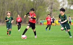 【福原ブロック決勝・Ｓｐｏ―ＲＥ幕別札内　ＲＥＤ―網走市少年団】ボールキープ力と巧みなパスでチームの攻撃をリードしたＳｐｏ―ＲＥ幕別札内　ＲＥＤの（１０）平井大晴主将（中央）