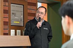 講義を行う総杜氏（とうじ）の川端慎治氏（須貝拓也撮影）