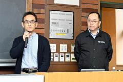 講義を行う（左から）菅原准教授と川端総杜氏（須貝拓也撮影）