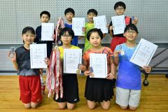 ５・６年男女入賞者。前列左から２番目が女子優勝の愛澤胡都。後列左から２番目は男子優勝の加藤裕樹