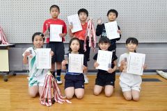 ３・４年男女入賞者。前列左から２番目が女子優勝の松岡祐乃。後列中央が男子優勝の真野夢歩