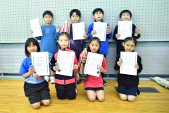 １・２年男女入賞者。前列右から２番目が女子優勝の加藤亜衣。後列左から２番目が男子優勝の林楓也