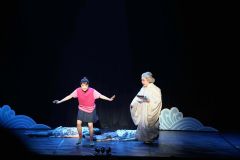 歌やダンス交え白石加代子さんら「銭天堂」公演　音更～こぼれ話 2