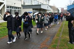 保護者に見送られて修学旅行へ出発する帯広第四中の生徒（７日午前７時半ごろ、須貝拓也撮影）