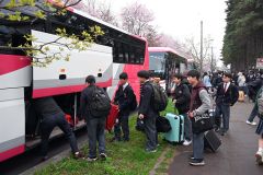 荷物をバスに積み込む帯広第四中の生徒（７日午前７時ごろ、須貝拓也撮影）