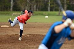 開幕戦に臨む御影ＢＣ（青色のユニホーム）と音更町役場の選手ら