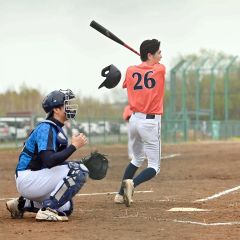 開幕戦に臨む御影ＢＣ（青色のユニホーム）と音更町役場の選手ら