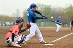 開幕戦に臨む御影ＢＣ（青色のユニホーム）と音更町役場の選手ら