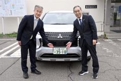 十勝ナンバーがついた車両をアピールする辻榮支局長（左）と竹中町村会長（７日午前９時半ごろ、須貝拓也撮影）