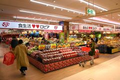 ロピア道内第１号の屯田店。大容量の商品やにぎやかな内装が印象的