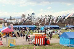 多くの家族連れでにぎわった「歴舟川清流鯉のぼり」のイベント