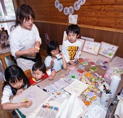 オリジナルのアクセサリー作りを楽しむ子どもたち