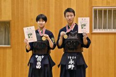 個人戦の優勝者。右から男子の永野陽向（下音更中）、女子の羽根田祈里（帯四中）