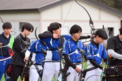 ＲＣ男子総合で優勝した中村暁至（中央）
