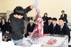 シカ革名刺ケース作りを前にシカの解体見学　池田高２年生