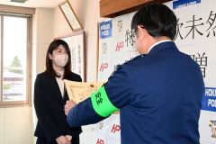 特殊詐欺被害を未然防止　北洋銀池田支店の土生さんに池田署長感謝状 2