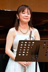 演奏を終えて笑みを浮かべる赤部里美さん（須貝拓也撮影）