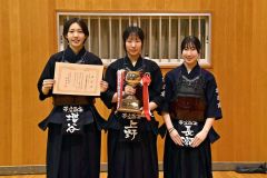 女子団体戦で優勝の帯南商Ａ。右から長瀬寧々、上野朱花、増谷梓