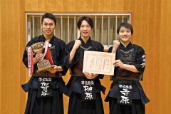 男子団体戦で優勝の帯南商Ａ。右から寺原大智、榊原伊織、加賀谷久音