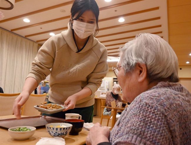 担い手不足解消へ「高校生バイト」を積極採用　鹿追の介護施設