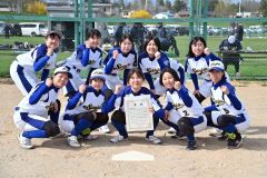 準優勝の帯三条。前列中央が足利優那主将
