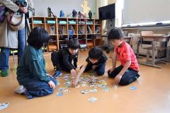 防災かるたを楽しむ子供たち