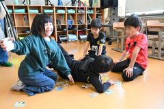 防災かるたを楽しむ子供たち