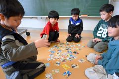 防災かるたで正しい避難行動の重要性などを学ぶ子どもたち