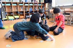 防災かるたを楽しむ子供たち