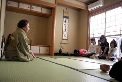 茶道を体験する子どもら