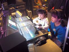 ステージエンジニア体験で音響・照明機器に触れる子どもら