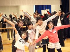 ダンサー体験を楽しむ子どもたち