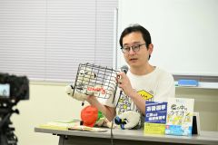 憲法の役割を人形を使い説明する楾弁護士