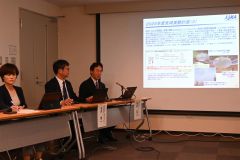 今年度の実験計画などを説明する（右から）福家グループ長、石井チーム長