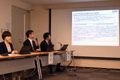 今年度の実験計画などを説明する（右から）福家グループ長、石井チーム長