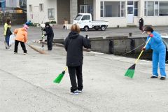 漁港内を清掃する部員ら