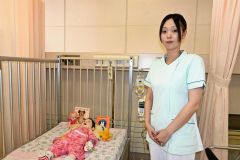 実習で使う看護学校の乳児の人形を前に思いを語る三浦さん